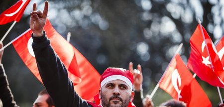 Im Rudel. Teilnehmer einer Kundgebung türkischer Nationalisten u...
