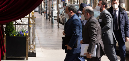 Abbas Araghchi (l.), stellvertretender Außenminister des Iran, t...