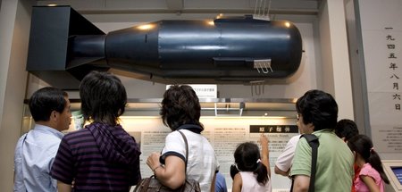 Ein Modell der Atombombe »Little Boy« im Hiroshima Peace Memoria...