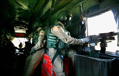 Von wegen friedliche Aufbauhilfe: MG-Schütze der Bundeswehr an B... Von wegen friedliche Aufbauhilfe: MG-Schütze der Bundeswehr an B...