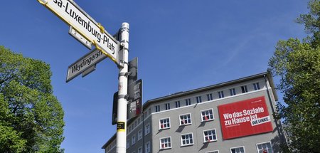 Straßenschild und Karl-Liebknecht-Haus in Berlin