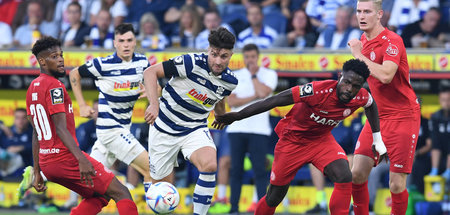 Schenkten sich nichts: Duisburgs Moritz Stoppelkamp (Mitte) im D...