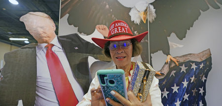 Selfie mit dem Star der Konferenz – wenn auch nur als Pappkamera...