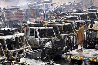 Total ausgebrannt – NATO-Depot in Peschawar nach einem Großangri...