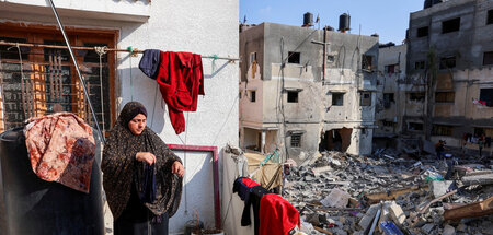 Weitermachen: Eine Palästinenserin hängt am Montag in Gaza-Stadt...