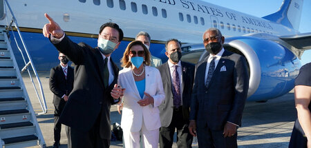 Die Sprecherin des US-Abgeordnetenhauses Pelosi (2. v. l.) und d...