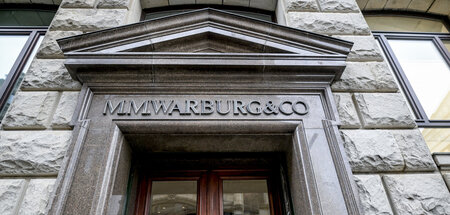 Portal der Warburg-Bank in Hamburg