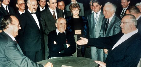 Diplomatisch in den Untergang verhandelt. Gorbatschow mit Gensch...