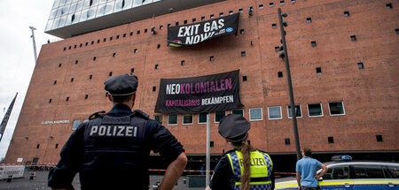 Protest am Luxusbau: Aktivisten haben sich am Montag an der Hamb... Protest am Luxusbau: Aktivisten haben sich am Montag an der Hamb...