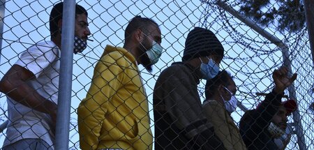 Migranten in einem Flüchtlingscamp auf der griechischen Insel Sa... Migranten in einem Flüchtlingscamp auf der griechischen Insel Sa...
