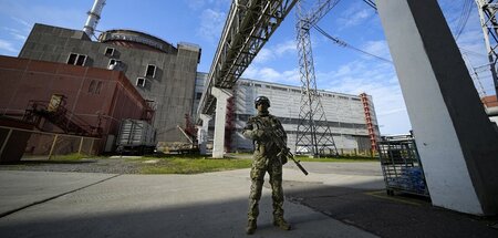 Ein russischer Soldat auf dem Gelände des Kernkraftwerks Saporis