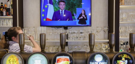 »Neuorganisation« geplant: Emmanuel Macron auf Sendung