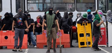 Studierende blockieren am Dienstag eine Straße nahe der San-Carl... Studierende blockieren am Dienstag eine Straße nahe der San-Carl...