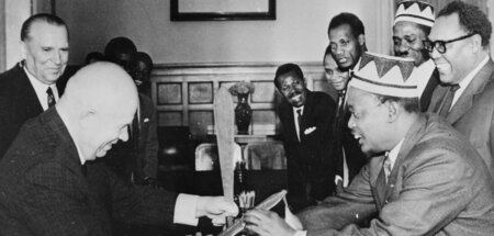 Kenias Vizepräsident Oginga Odinga (vorne rechts) gemeinsam mit ... Kenias Vizepräsident Oginga Odinga (vorne rechts) gemeinsam mit ...