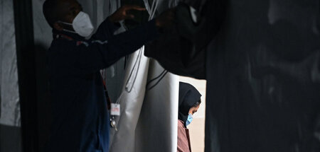 Eine Afghanin in einer Erstaufnahmeeinrichtung in Brandenburg (2...