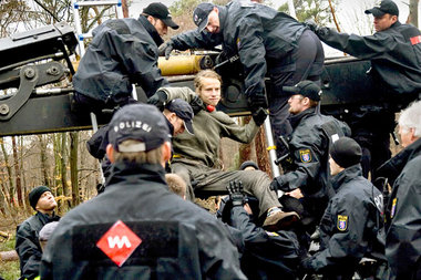 Ende Januar: Polizei räumt Ausbaugegner von einer Rodungsmaschin... Ende Januar: Polizei räumt Ausbaugegner von einer Rodungsmaschin...