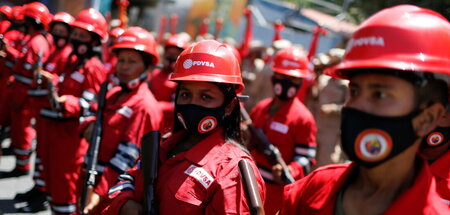Bewaffnete Arbeiterinnen der staatlichen venezolanischen Erdölge...