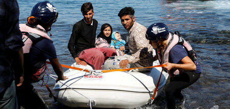 Seenotretter helfen flüchtenden Afghanen auf der Insel Lesbos (1...
