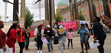 Protestaktion im Rahmen der »Women in Exile«-Bustour vor dem Bra...