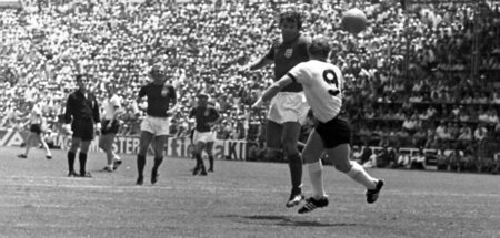 Revanche für Wembley: Uwe Seeler trifft per Hinterkopf gegen Eng...