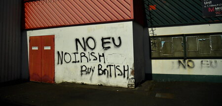 Radikale Loyalisten setzen die DUP unter Druck: Graffito in Belf...
