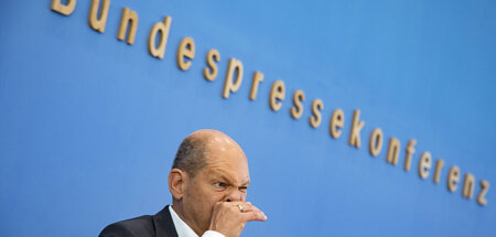Da juckt die Nase: Kanzler Scholz auf der Pressekonferenz (Berli...