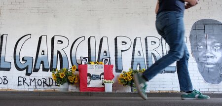 Gedenken an Delfin Guerra (l.) und Raúl Garcia unter einer Brück...