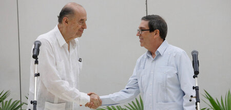 Kolumbiens Außenminister Leyva (l.) am Donnerstag mit seinem kub...