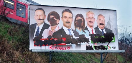 Zerstörtes Wahlplakat der rassistischen Partei Jobbik vor der Wa...