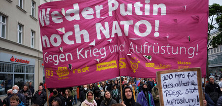 Demonstration linker Gruppen gegen Aufrüstung und Krieg in Berli... Demonstration linker Gruppen gegen Aufrüstung und Krieg in Berli...