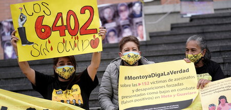 Mütter von Opfern der »Falsos positivos« bei einer Protestaktion... Mütter von Opfern der »Falsos positivos« bei einer Protestaktion...