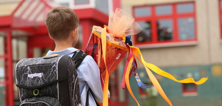 »Viele Eltern können sich Hefte, Schulbücher et cetera nicht lei...