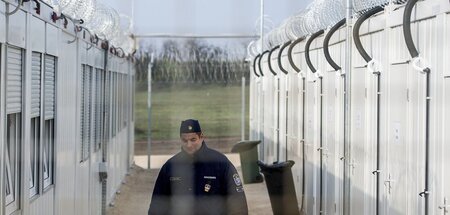 Ein ungarischer Polizist patrouilliert durch ein Internierungsla...