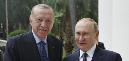Trotz Ukraine-Kriegs pflegt der türkische Präsident Erdogan (l.)