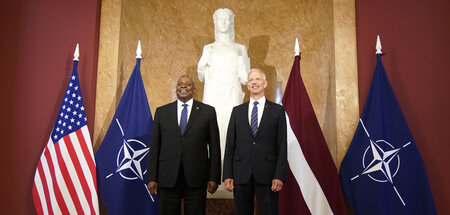Lettlands Premier Krisjanis Karins (r.) mit dem US-Verteidigungs
