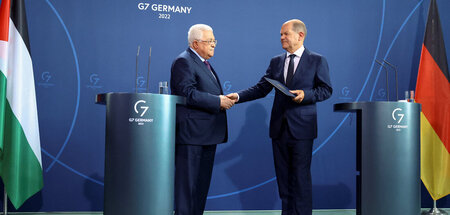 Auch zu Beginn der Pressekonferenz gab es einen Händedruck: Abba...