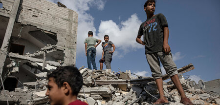 Nach einem israelischen Luftangriff in Rafah im Gazastreifen (7....