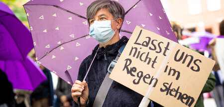 »Lasst uns nicht im Regen stehen«: Demonstration für Frauenhäuse...
