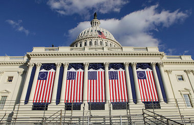 Gewohnte Flaggenorgie am US-Parlament. Der Capitol Hill droht, v...