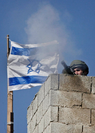 Leben in der Trutzburg: Israelischer Soldat feuert Tränengasgran...