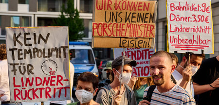 Teilnehmer der Kundgebung vor der FDP-Zentrale in Berlin am Mitt...