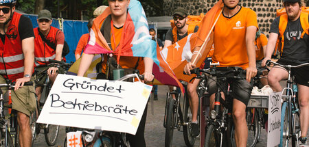Rollende Belegschaft im Firmendress mit klarer Botschaft (Berlin...