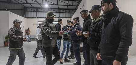 Kontrolle der Papiere von palästinensischen Arbeitern am Erez-Üb