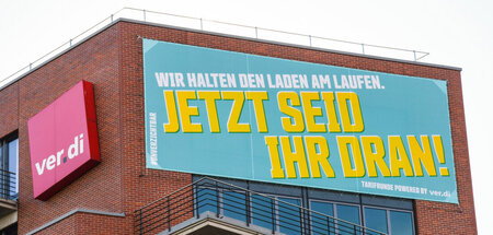 Spruchband an Berliner Verdi-Zentrale: Interne Gewerkschaftskrit...