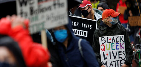 Eine Demonstrantin will neben den Rechten von Schwarzen auch die...