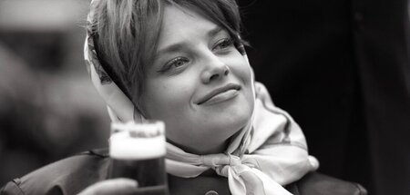 Lässt Blumen sprechen: Eva-Maria Hagen mit kühlem Blonden, 1964