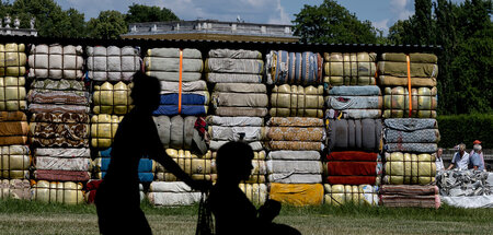 Besucher stehen vor dem Kunstwerk »Return to Sender« vom »The Ne...