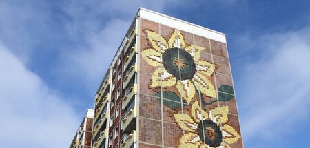 Eine Fassade, die traurige Berühmtheit erlangte: Das »Sonnenblum...