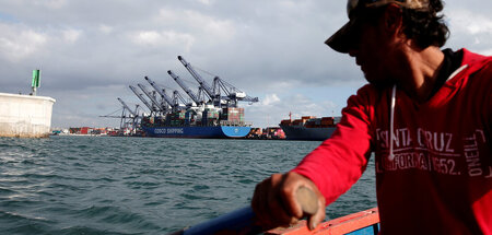 Handel nimmt zu: Ein chinesisches Containerschiff im Hafen von S...