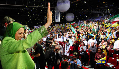 Maryam Rajavi am Sonnabend auf einem MEK-Treffen bei Paris